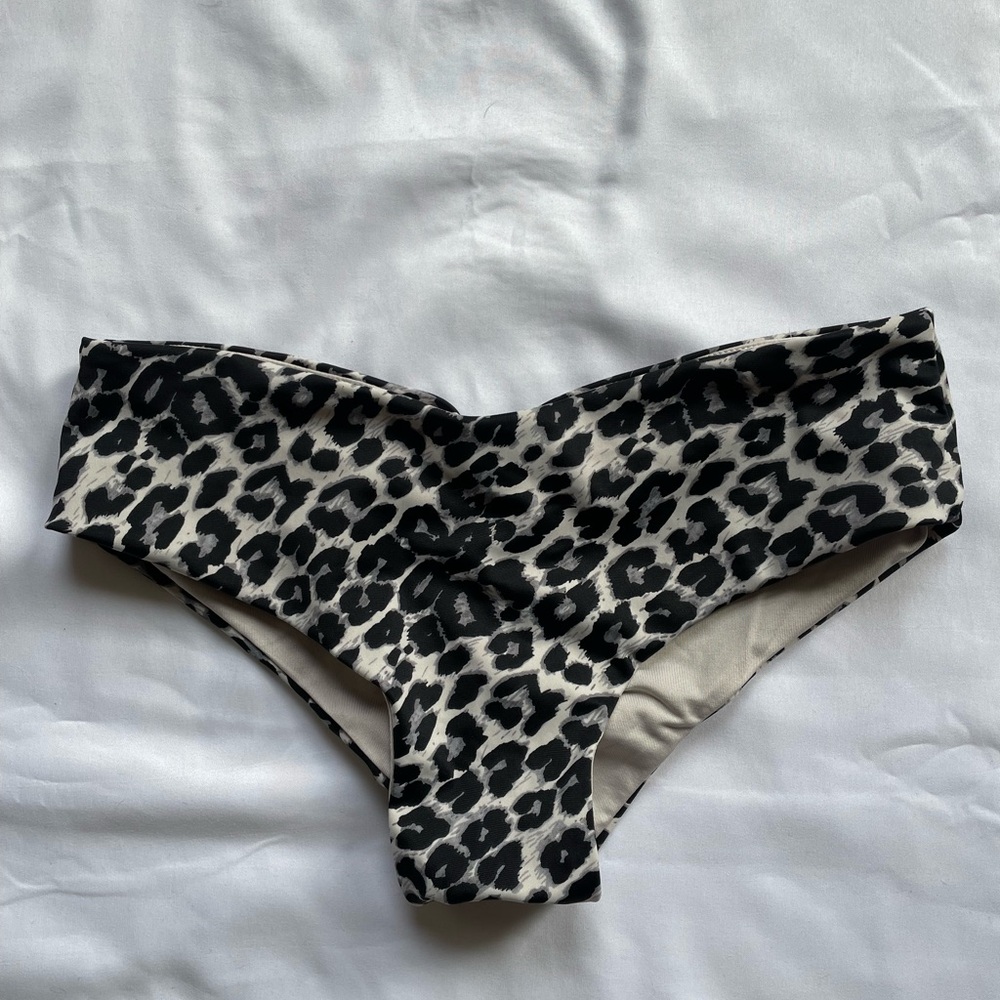 Lunalae Polewear Zeta Grey Leopard Low Waist Bottom - size US4/AU8